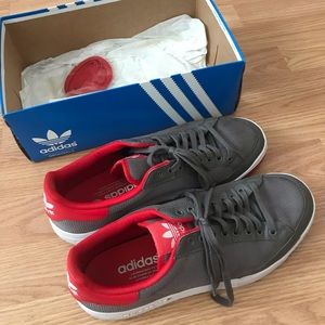 Adidas Rod Laver Size 9 in Men’s